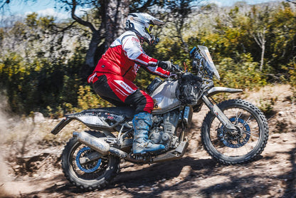 HP Corse SP-1 Short uitlaat gemonteerd op Himalayan 450 in offroad actie