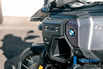 Zijkuip onder de tank links (bovenpaneel) mat carbon BMW R1300GS Adventure Triple Black (2024+)