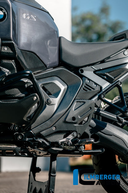 Frame driehoek-cover links voorste deel mat carbon BMW R1300GS Adventure Triple Black (2024+)