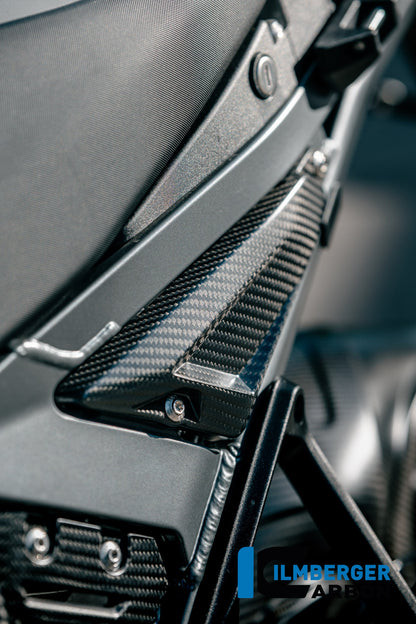 Frame driehoek-cover links achterste deel mat carbon BMW R1300GS Adventure Triple Black (2024+)