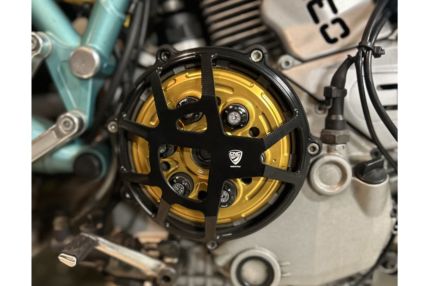 Koppelingsdeksel Traffic Ducati 926 Corsa (1992-1994) gemonteerd in zwart met gouden drukplaat en zwarte veerschotels