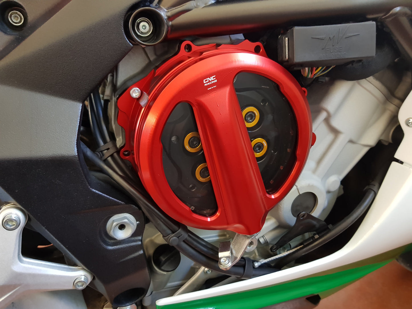 Open koppelingsdeksel met lexaan venster MV Agusta Dragster 800 Rosso E5 (2021+) rood gemonteerd op MV