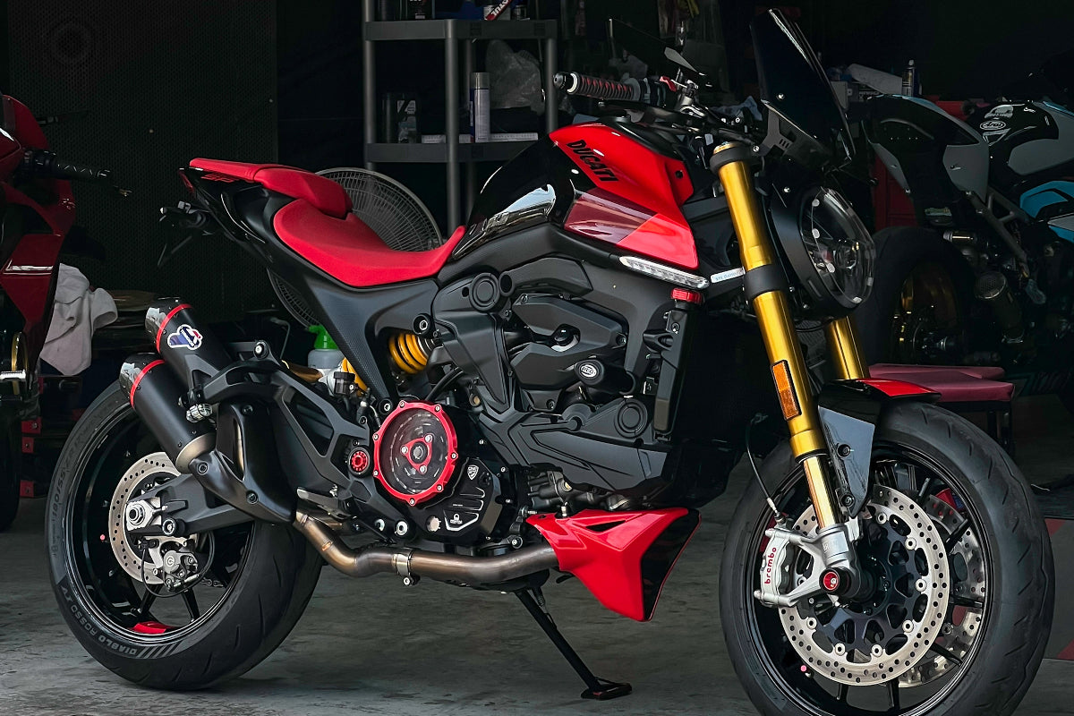 Koppelingsdeksel met open venster Pramac Racing Edition Ducati Hypermotard 950 RVE (2020-2025) zwart-rood gemonteerd detailfoto's