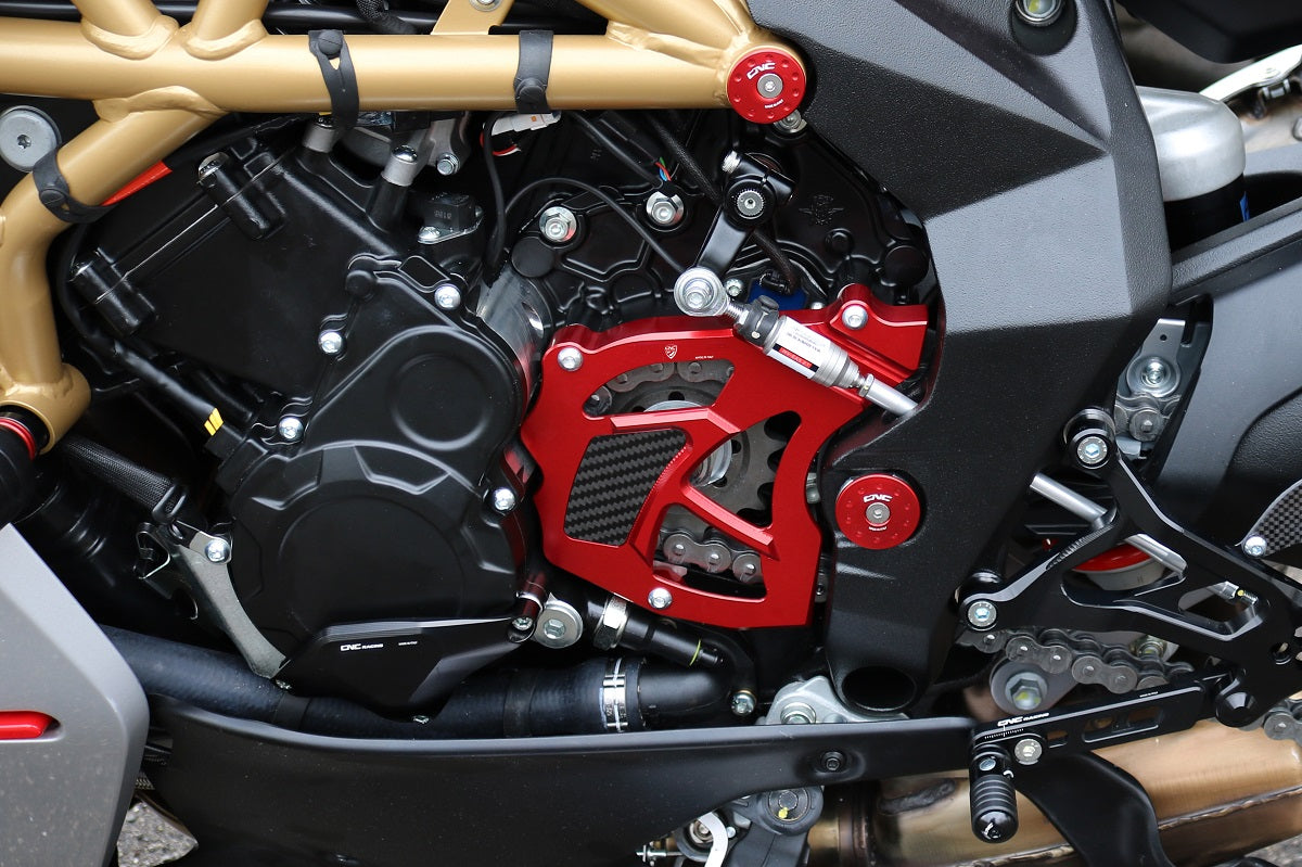 Rode CNC Racing tandwielcover gemonteerd op MV Agusta – aluminium CNC-onderdeel met zichtbare carbon afwerking