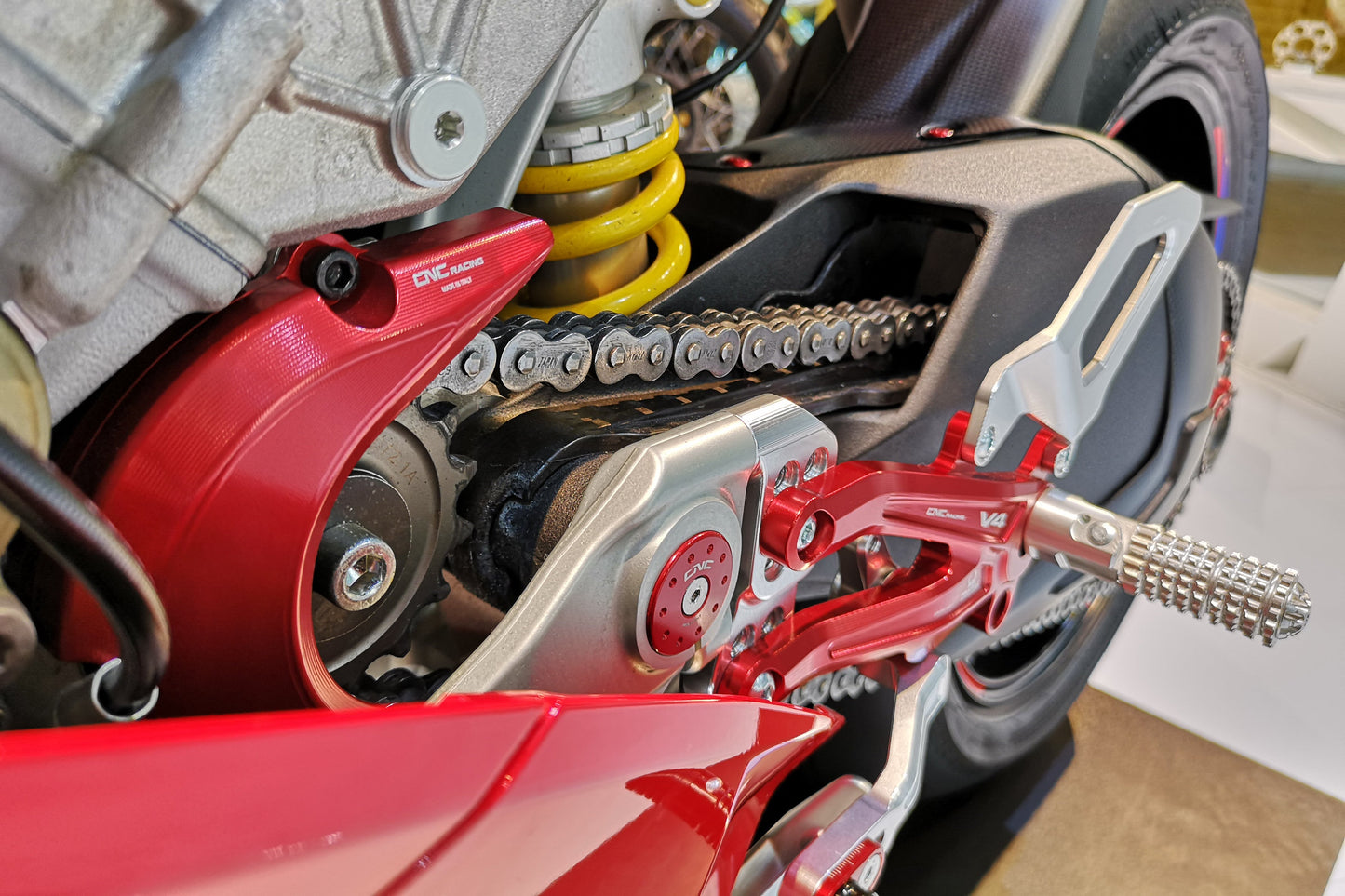 Voortandwiel cover Ducati Streetfighter V4 (2020-2022) CP172R gemonteerd op Panigale V4