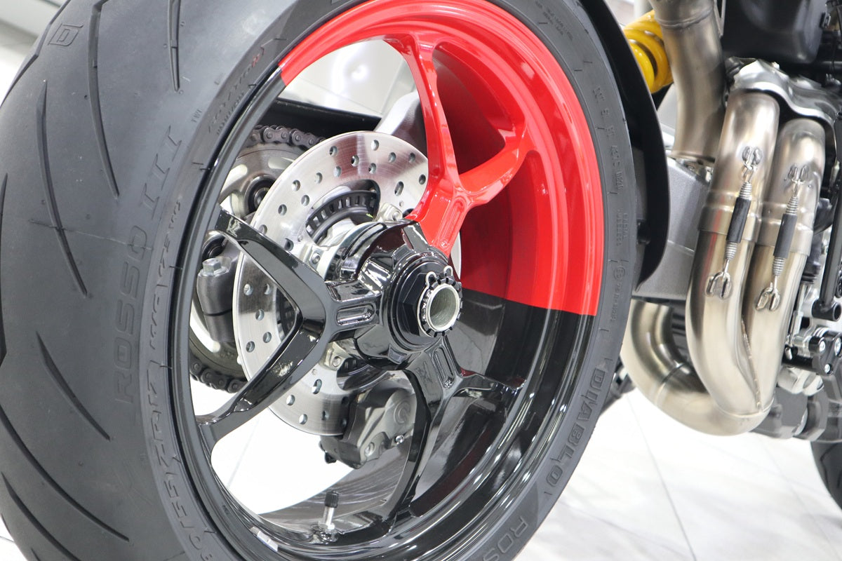 Achteras moerenset Ducati Monster 1100 EVO (2011-2015) zwart gemonteerd op achterwiel