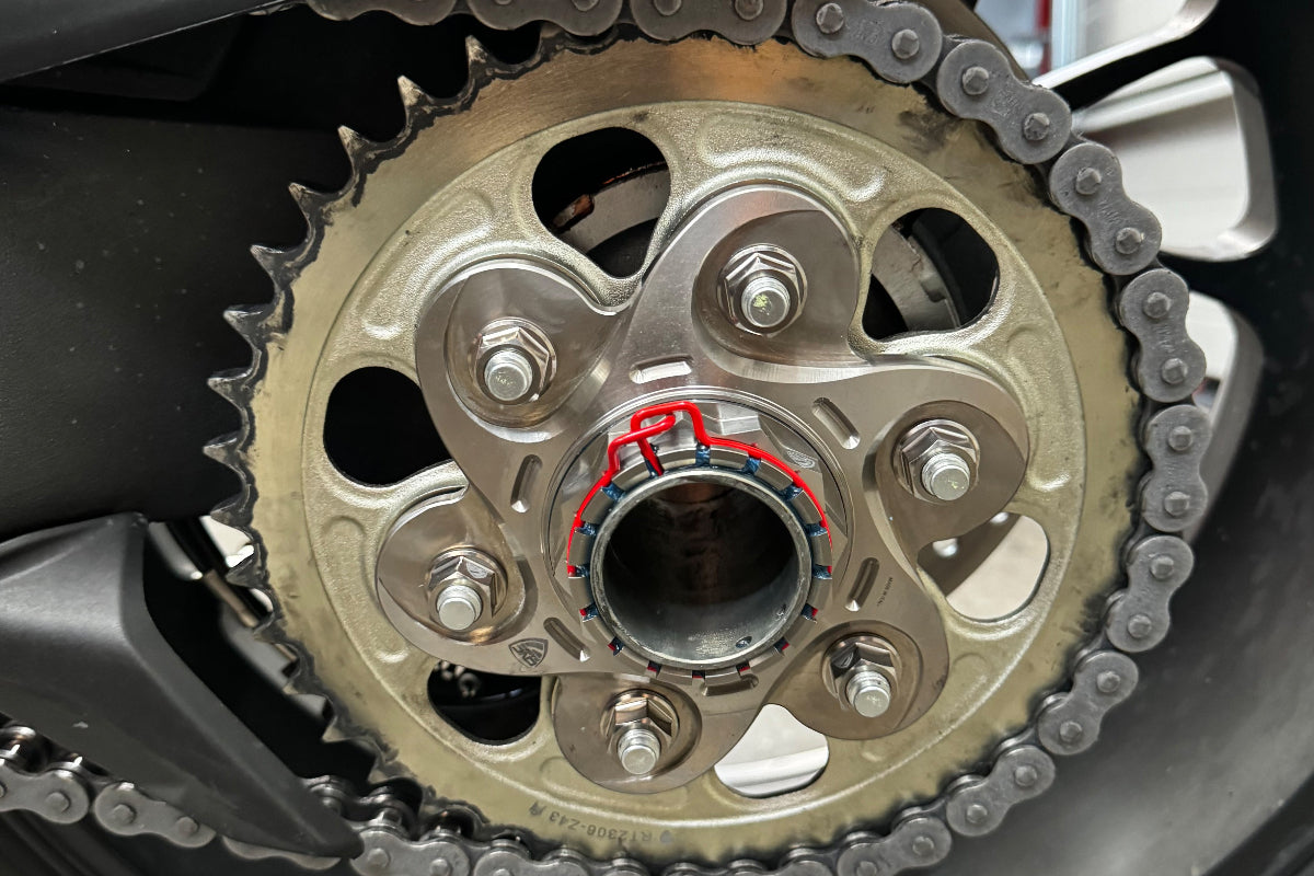 Titanium Achtertandwieldrager 6-bouts (grote achteras) Ducati Streetfighter V2 (2022+) gemonteerd op achteras inclusief titanium tandwielmoeren en titanium achterasmoer