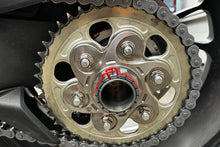Titanium Achtertandwieldrager 6-bouts (grote achteras) Ducati Multistrada V4 Pikes Peak (2025+) gemonteerd op achteras inclusief titanium tandwielmoeren en titanium achterasmoer