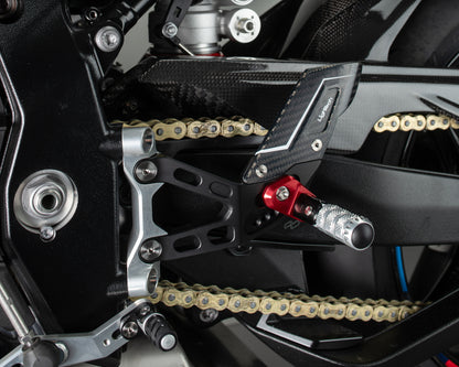 Justerbar bromslänkuppsättning R (specialutgåva) med fällbara fotstöd och kolhälskydd BMW S1000RR (2019-2024)