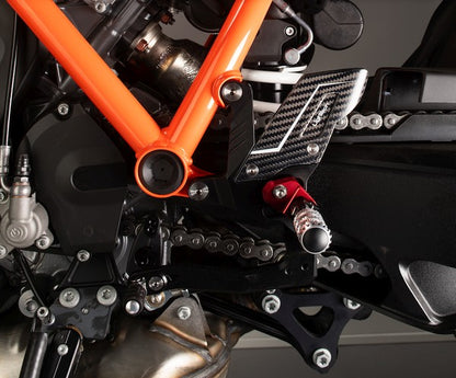 Einstellbarer Bremsverknüpfung mit festen Fußstützen KTM Super Duke 1290 R 2020+ gesetzt