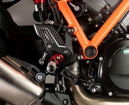 Einstellbarer Bremsverknüpfung mit festen Fußstützen KTM Super Duke 1290 R 2020+ gesetzt