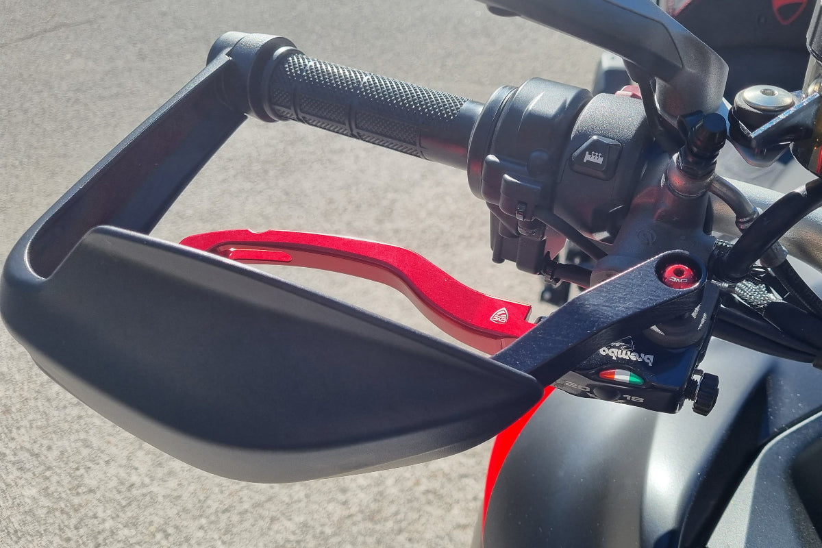Handkap montageset voor Brembo RCS rempomp Ducati Multistrada V4 S Sport (2021+) vooraanzicht gemonteerd met rood accent