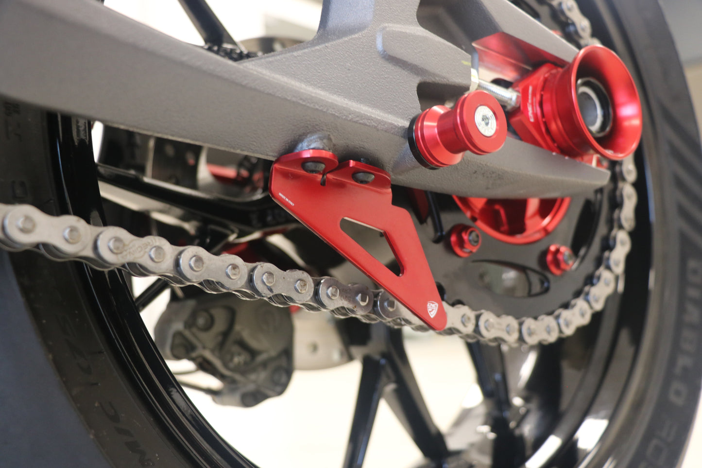 Kettingbeschermer (haaienvin) Ducati Panigale V2S FB63 (2026)