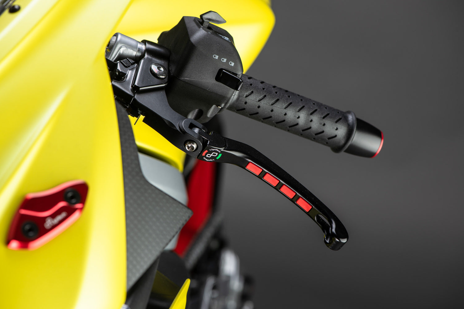 Lightech Alien magnesium opklapbare rem- en koppelingshendel set - Aprilia Tuono 660 Factory  (2022+) koppelingshendel vooraanzicht incl optionele rode inserts