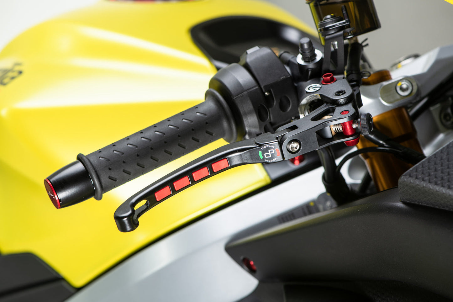Lightech Alien magnesium opklapbare rem- en koppelingshendel set - Aprilia Tuono V4 1100 Factory  (2017 - 2020) remhendel vooraanzicht incl optionele rode inserts