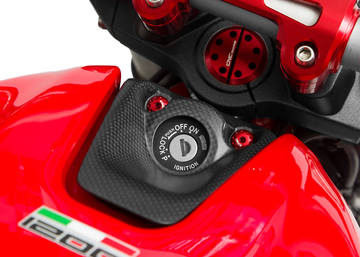 ZA967Y contactslotcover carbon Ducati Monster 821 1200 en 1200R gemonteerd op foto met rode boutenset KV39R