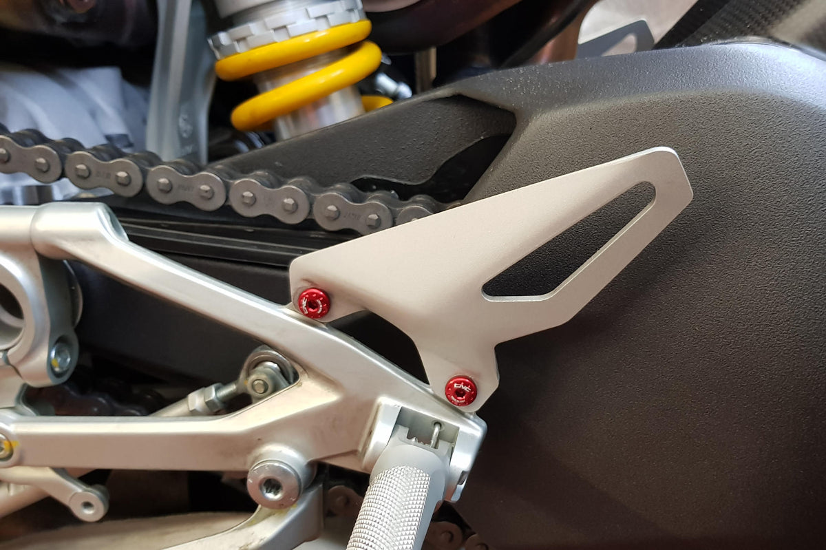 Rode CNC Racing KV398R heelplate bouten voor Ducati Panigale V4, CNC-gefreesd aluminium.