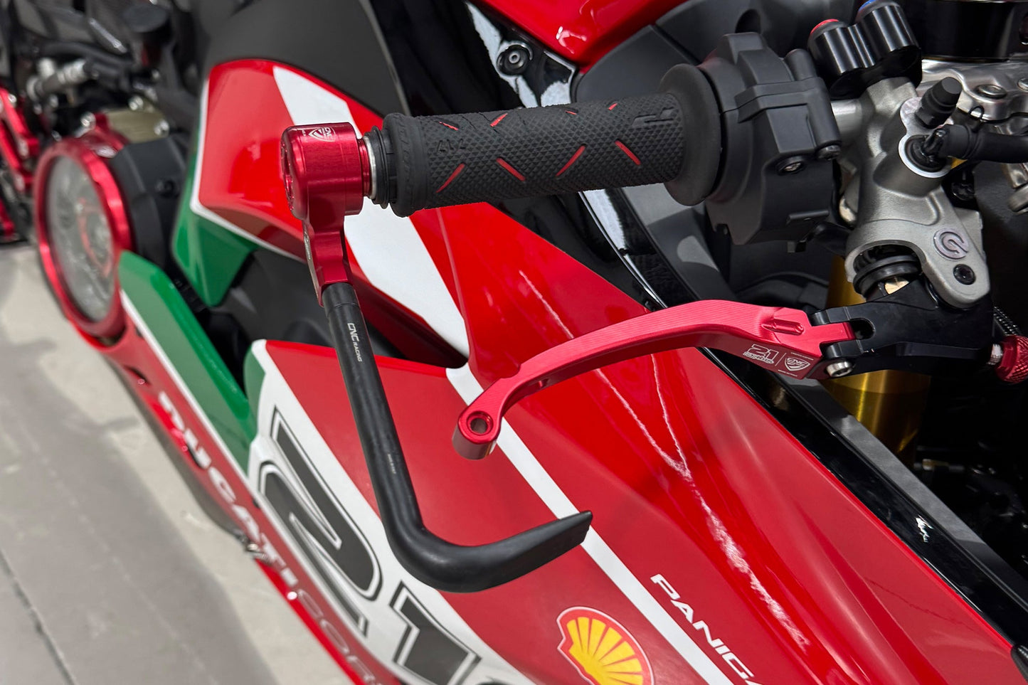 Remhendelbeschermer Troy Bayliss Limited Edition Ducati Panigale V2 (2020+) Vooraanzicht gemonteerd