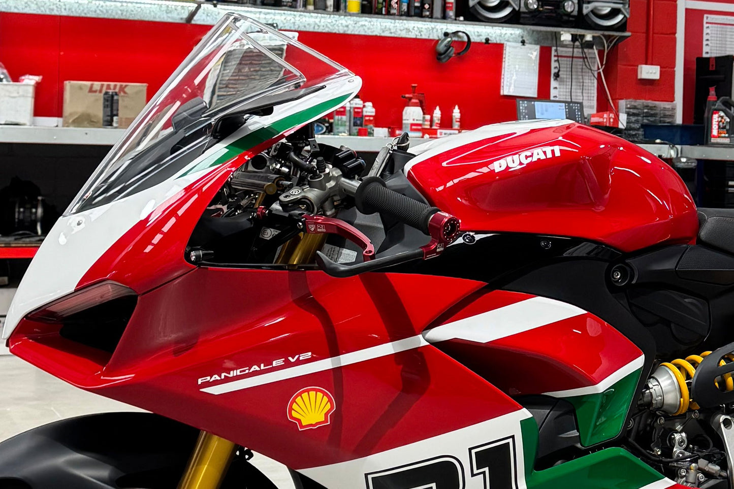 Remhendelbeschermer Troy Bayliss Limited Edition Aprilia Caponord ETV1000 (2002-2007) Vooraanzicht gemonteerd
