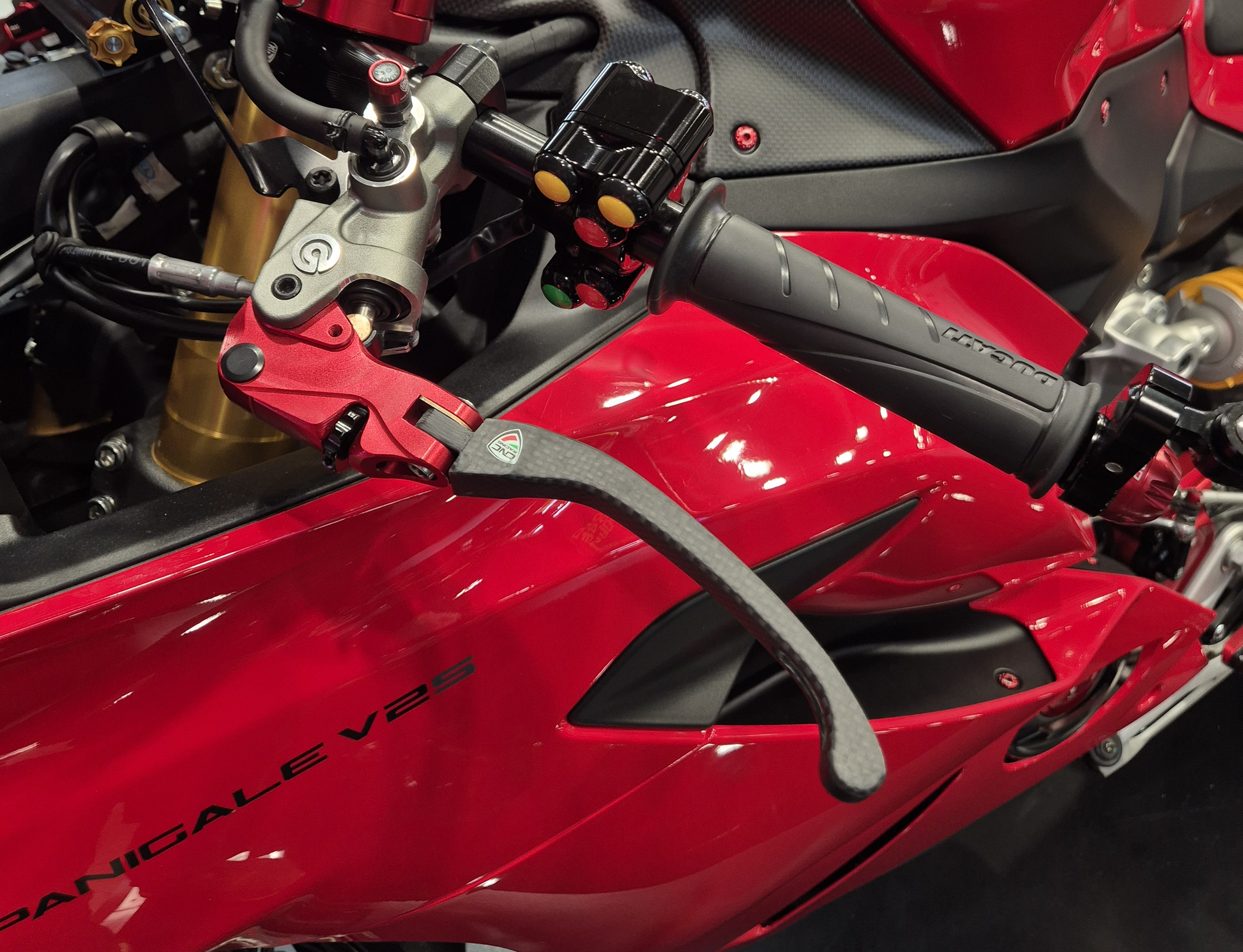 Carbon opklapbaar koppelingshendel - met rollende verstelknop Aprilia RSV1000 Factory (2006-2010)