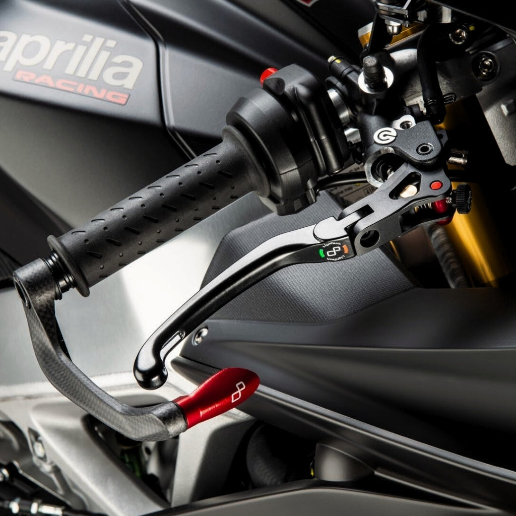 Lightech J magnesium opklapbare rem- en koppelingshendel set - Aprilia RSV4  (2009 - 2014) remhendel vooraanzicht incl optionele rode inserts
