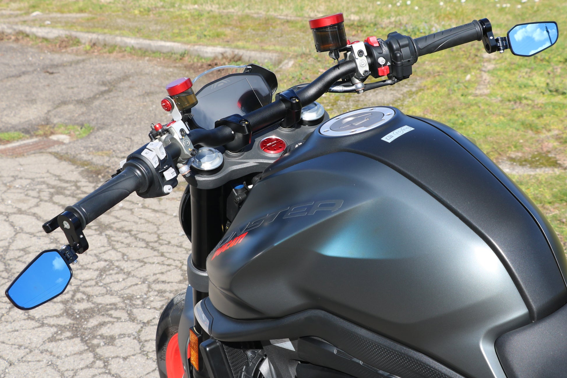Bar-End Spiegel Evo rechts MR711 CNC Racing Yamaha MT-09 Street Rally (2015-2016) gemonteerd op Monster omlaag geplaatst