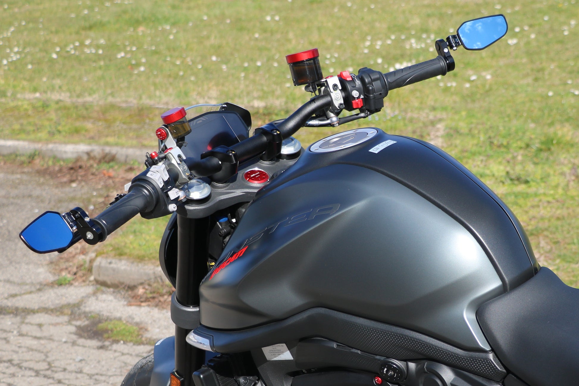 Bar-End Spiegel Evo rechts MR711 CNC Racing Ducati Supersport 900 (1998-2002) gemonteerd op Monster omhoog geplaatst