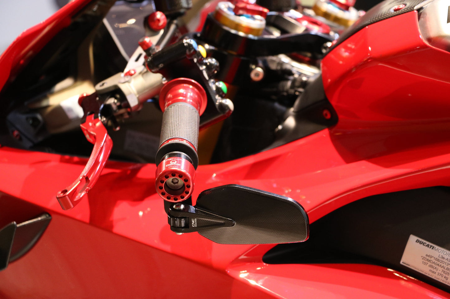 Bar-End spiegel Evo links MR712 CNC Racing Ducati Panigale 1199 S (2012-2015) ingeklapt gemonteerd op Panigale V4 