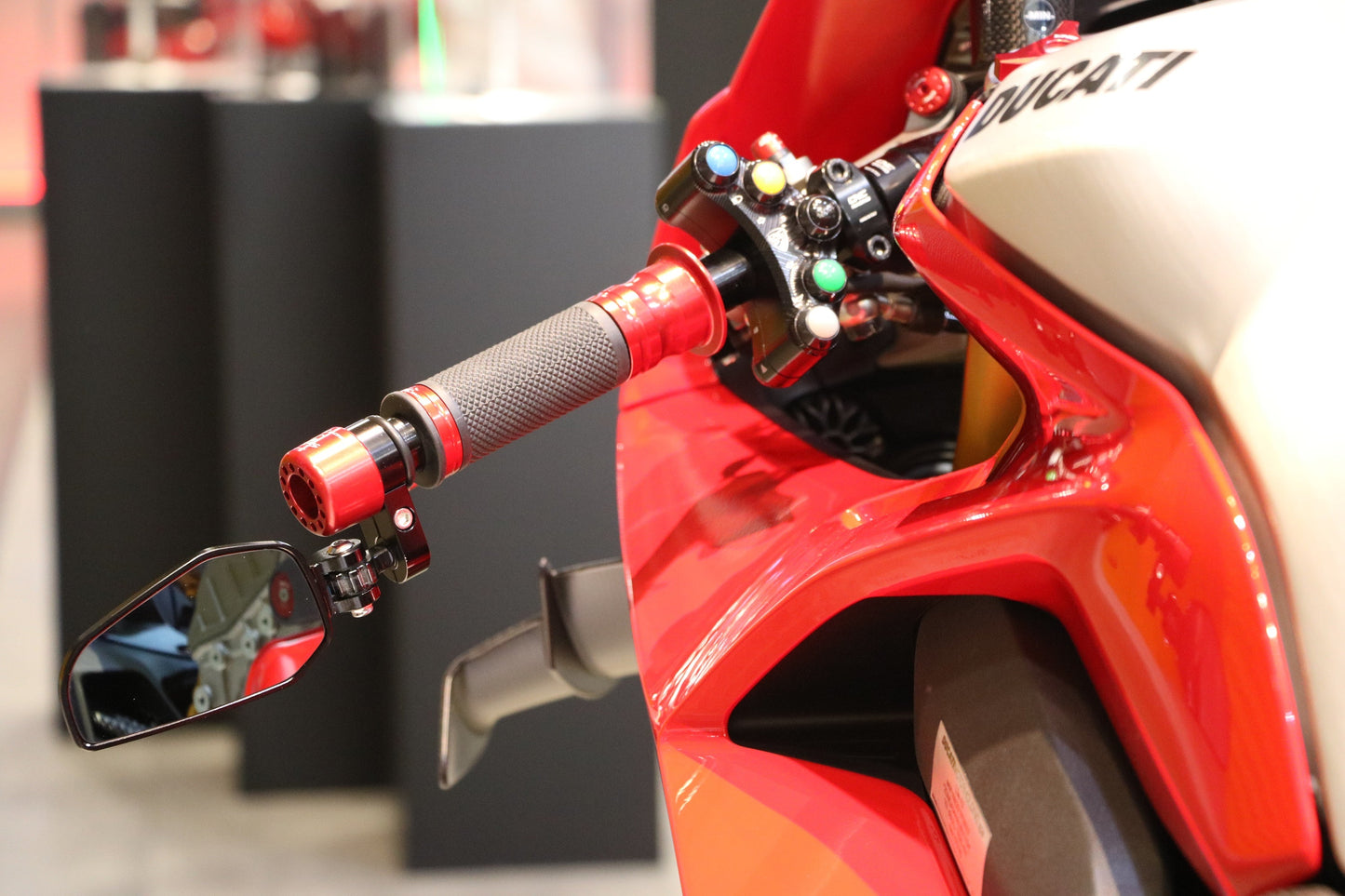 Bar-End spiegel Evo links MR712 CNC Racing MV Agusta F4 (2017+) gemonteerd op Panigale V4 met glas zichtbaar