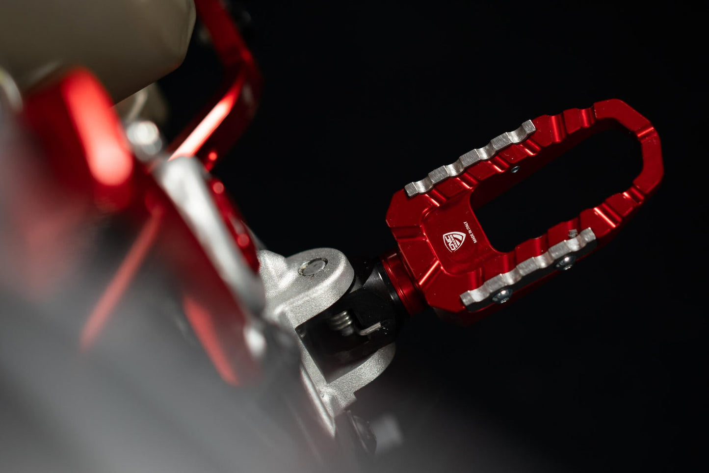 Berijder voetsteunen set 'Touring' Ducati Multistrada 1200 S Granturismo (2013-2014) rood gemonteerd