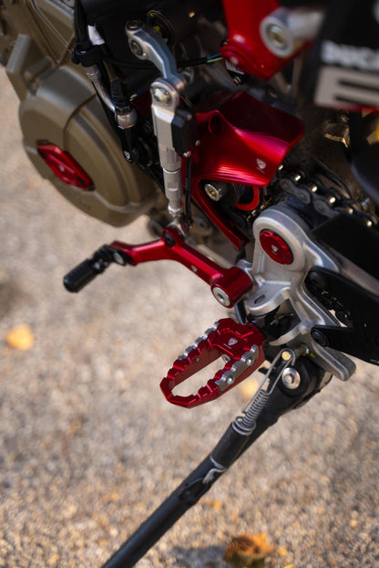 Berijder voetsteunen set 'Touring' Ducati Hypermotard 950 RVE (2020-2025) rood gemonteerd
