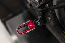 Passagier voetsteunen set 'Offroad' Ducati Multistrada V4 Pikes Peak (2025+) rood gemonteerd