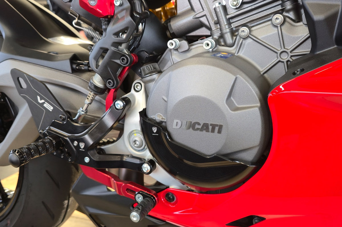 CNC Racing koppelingsdeksel beschermer Ducati V2 gemonteerd schuin aanzicht