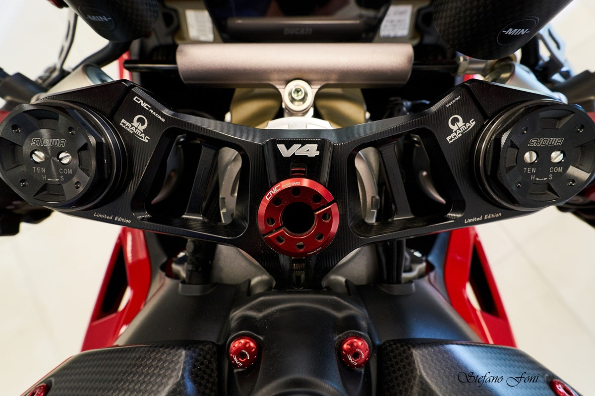 Kroonplaatmoer Ducati Panigale V4 S (2021+) rood gemonteerd in zwarte kroonplaat