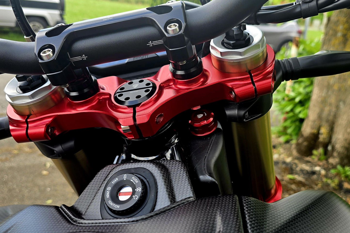 Balhoofd moer CNC Racing Ducati Diavel V4 (2023+) zwart gemonteerd op Hypermotard 698