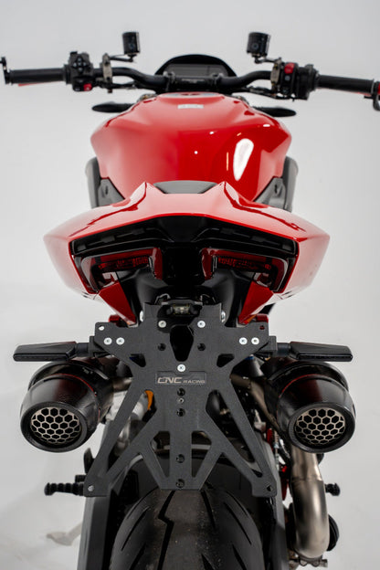 LED knipperlichtset Wing – CNC Racing – smoke lens – BMW R 1250 GS Adventure Rallye TE (2019-2023) gemonteerd op kentekenplaathouder zijaanzicht