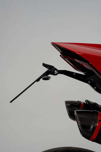 LED knipperlichtset Wing – CNC Racing – smoke lens – Aprilia Tuono V4 Factory (2025+) gemonteerd op kentekenplaathouder achteraanzicht
