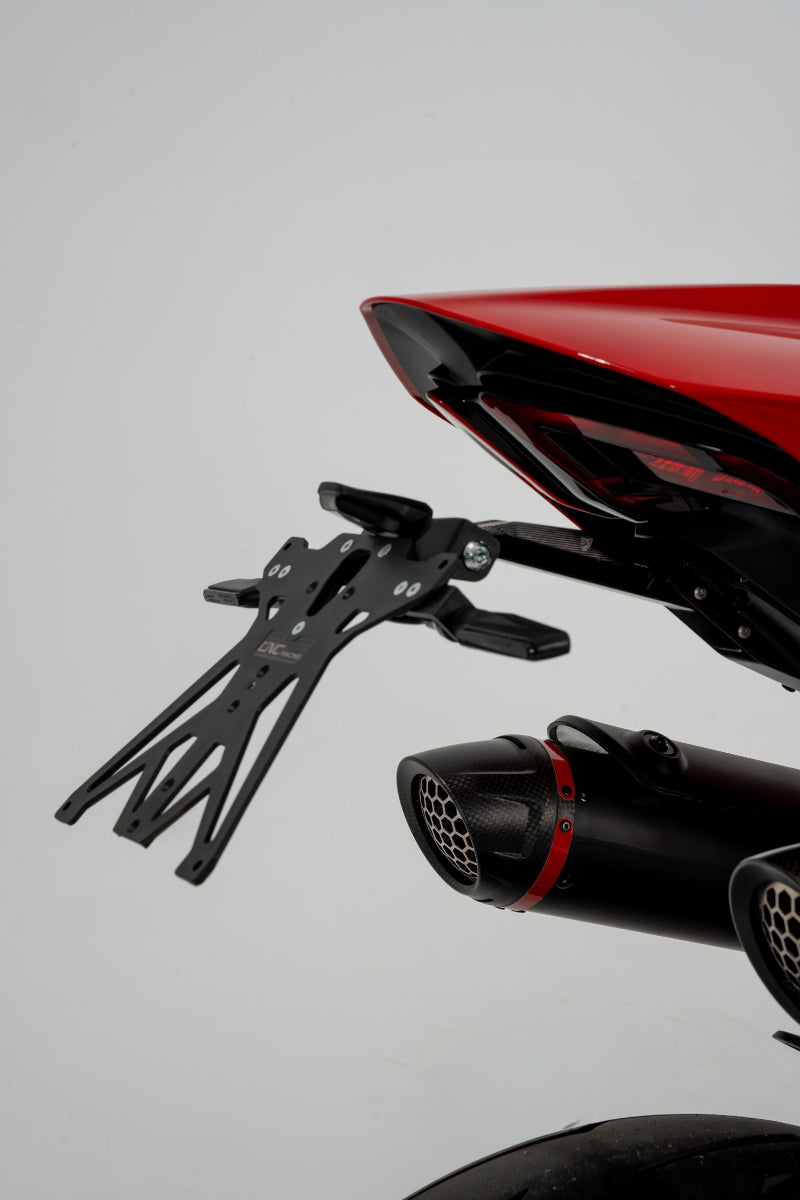 LED knipperlichtset Wing – CNC Racing – smoke lens – Honda MSX125 (2014-2019) gemonteerd op kentekenplaathouder