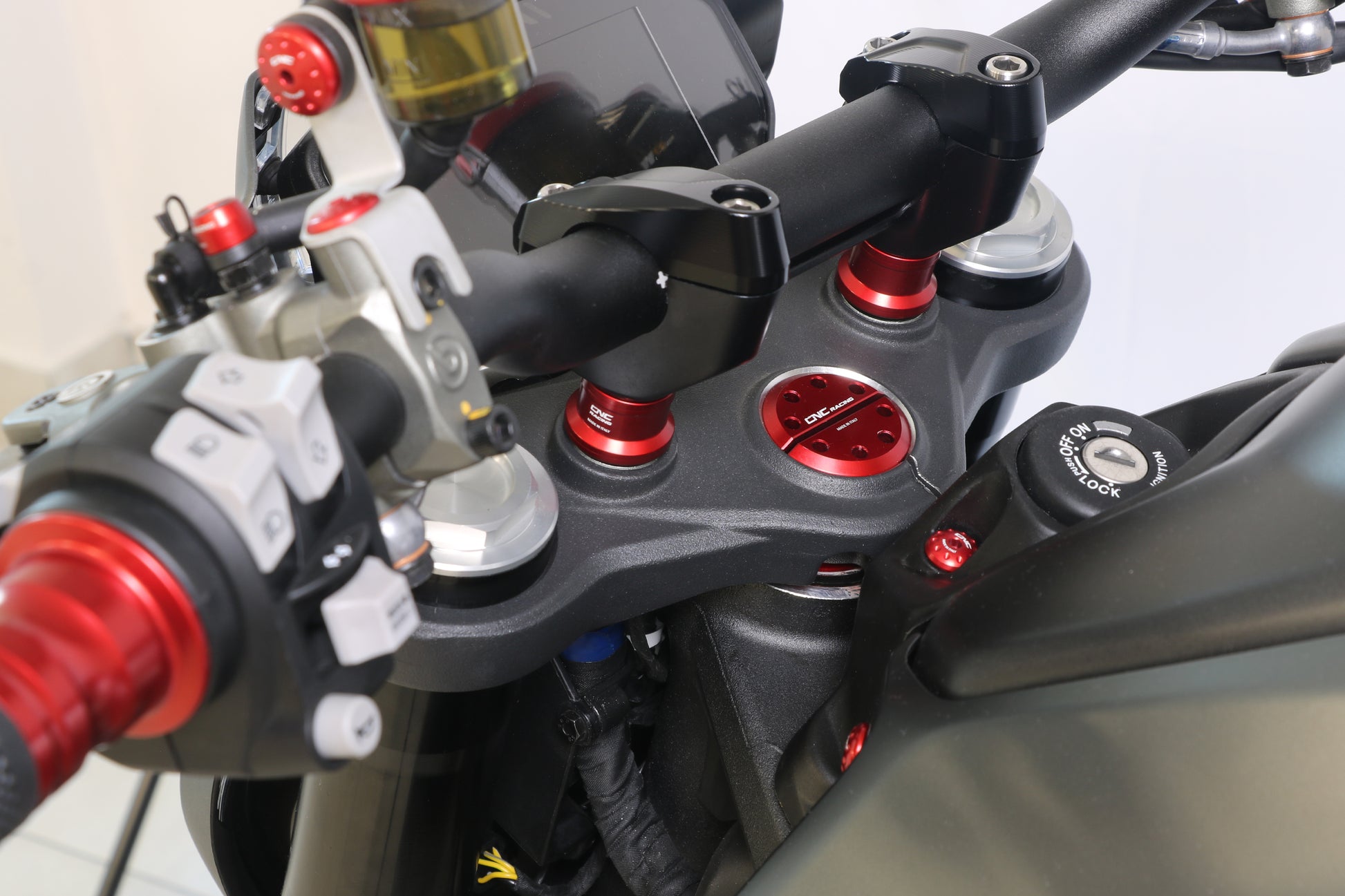 Gemonteerde CNC Racing stuurverhogers, stuurklem en kroonplaatmoer op Ducati Monster 950 – onderdelen RM259R, RM257B en GH350R