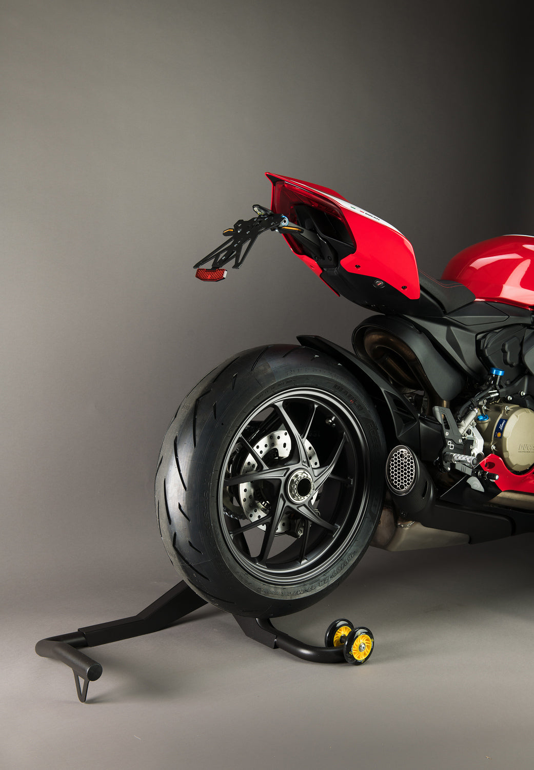 Lightech enkelzijdige paddockstand staal incl. 42,7mm pen MV Agusta Brutale 910 S (2003-2011) zijaanzicht gemonteerd