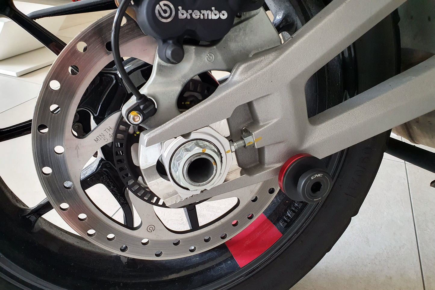 GeGShop.nl CNC Racing achterbrug paddockstand bobbins Ducati Multistrada rood gemonteerd overzichtsfoto