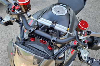 CNC Racing SD110B stuurdemperkit met OH168S demper en RM259R risers op Ducati Monster 950 schuin vooraanzicht