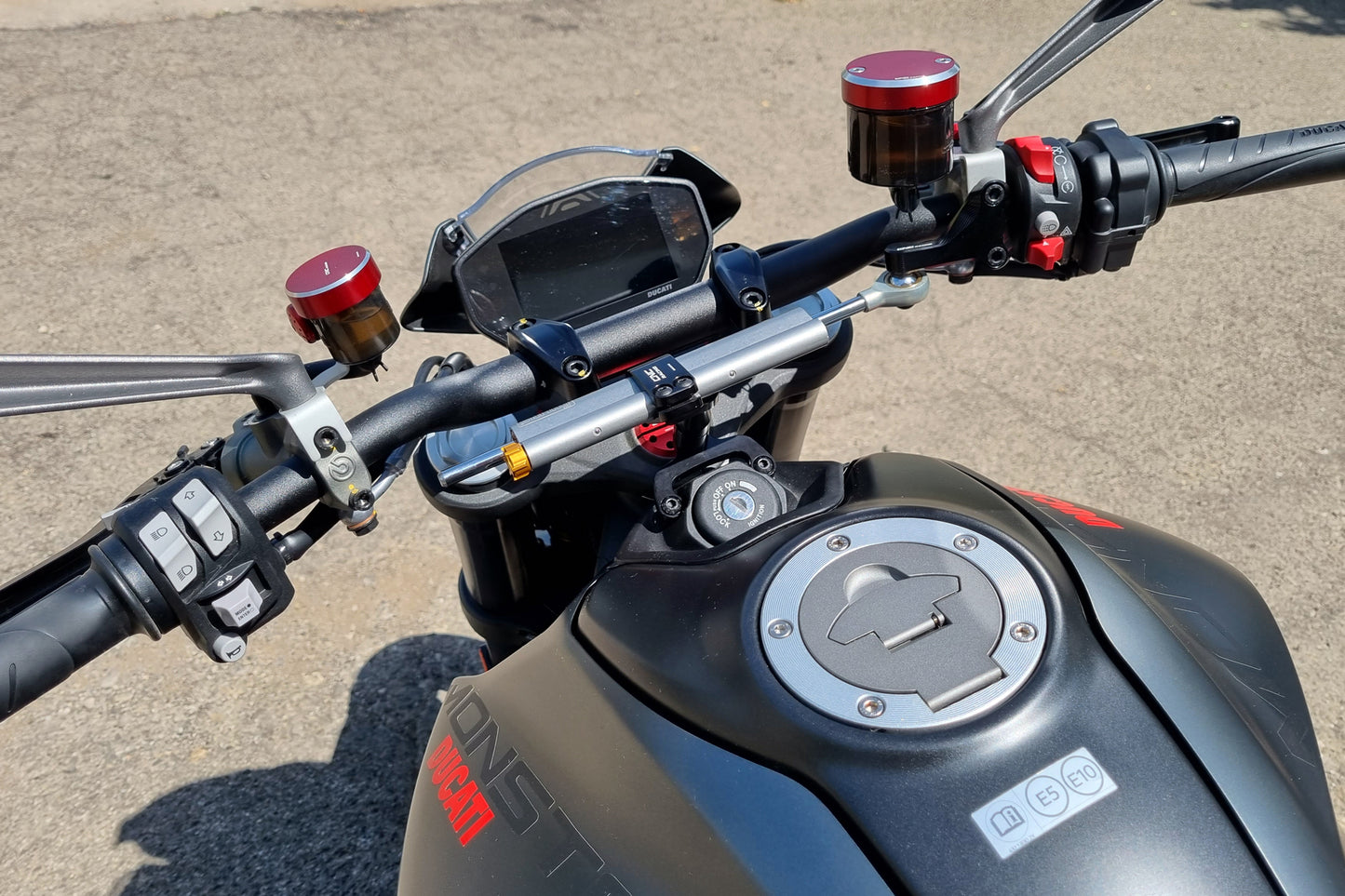 CNC Racing SD110B stuurdemperkit met OH168S demper en RM259R risers op Ducati Monster 950 overzichtsfoto