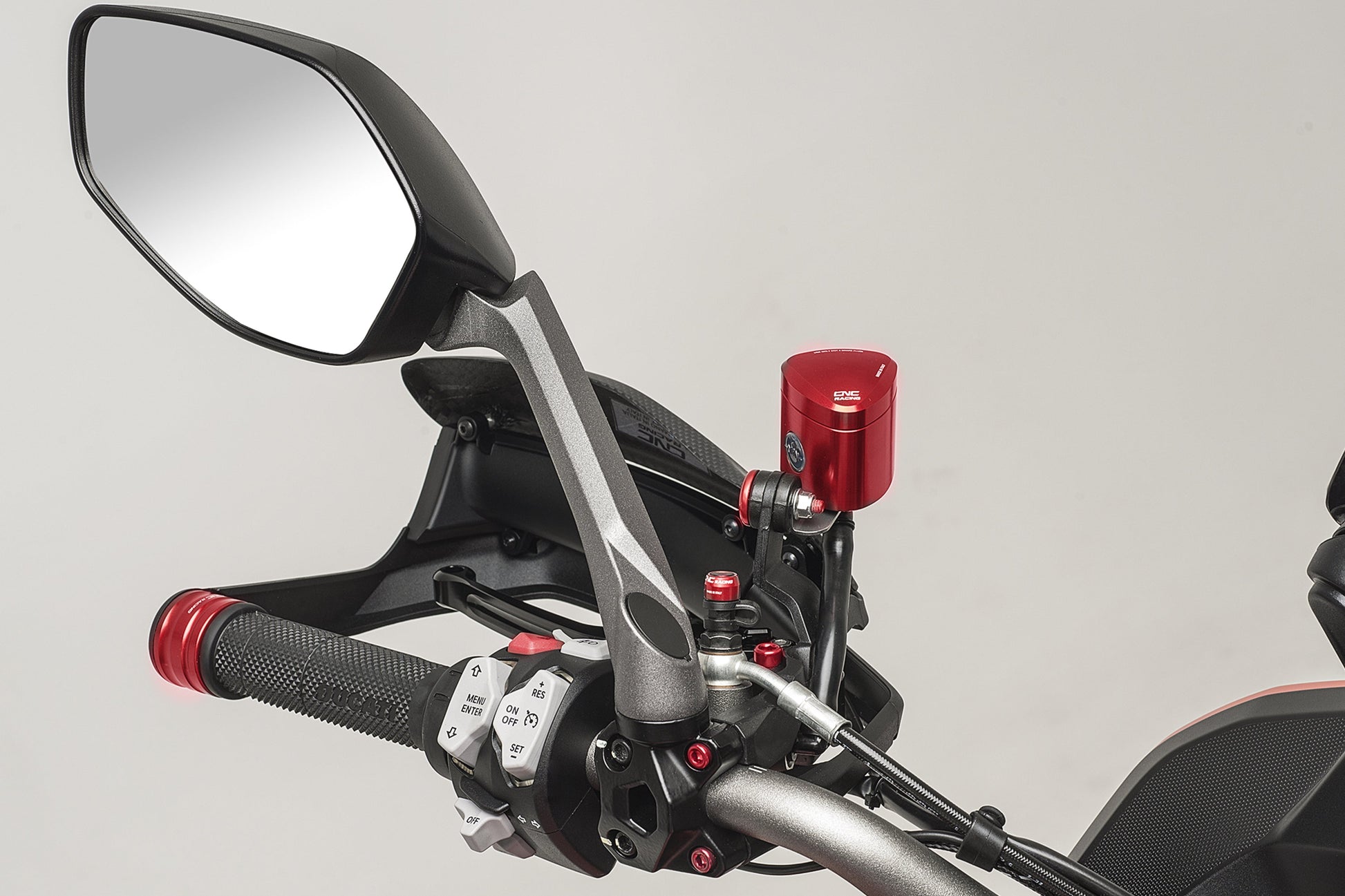 Rem-Koppelingsvloeistof Reservoir 12ml - Rebel Aprilia Tuono V4 2021+ Rood gemonteerd op Multistrada 