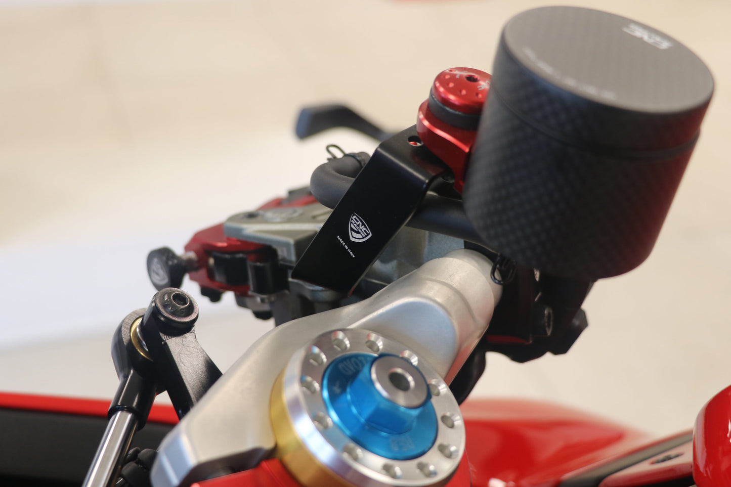 CNC Racing koppelings- en remvloeistofreservoir montageset – Ducati Panigale V2S FB63 (2026)