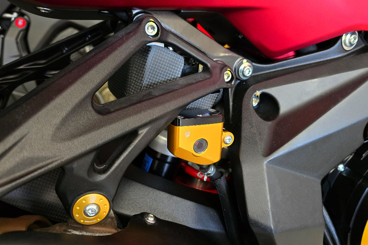Achterrem vloeistof reservoir MV Agusta Brutale 990 R (2009-2012) gemonteerd in goud met zwart deksel zijaanzicht