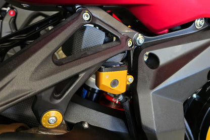 Achterrem vloeistof reservoir MV Agusta Brutale 750S (2021+) gemonteerd in goud met zwart deksel zijaanzicht