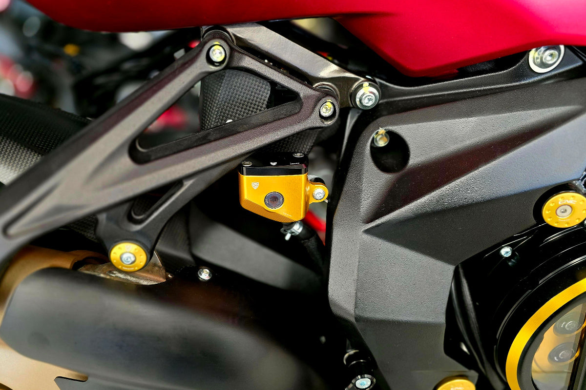 Achterrem vloeistof reservoir MV Agusta Stradale 800 (2015-2017) gemonteerd in goud met zwart deksel achteraanzicht