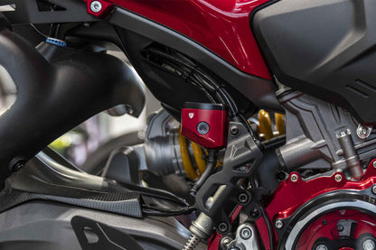 Achterrem vloeistof reservoir MV Agusta Dragster 800 Rosso E5 (2021+) gemonteerd in rood zijaanzicht