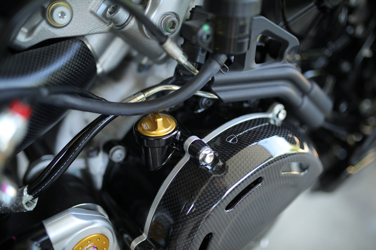 CNC Racing olievuldop TA131 gemonteerd op motorblok – goud geanodiseerd